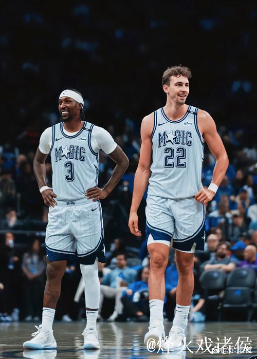 布朗与斯图尔特篮下卡位冲突升级,双方领技犯 布朗与斯图尔特篮下卡位冲突升级,双方领技犯